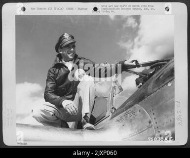 Un pilote de l'escadron de chasseurs 94th, 1st Fighter Group, sur son Lockheed P-38 Lightning à une base aérienne quelque part en Italie. Banque D'Images