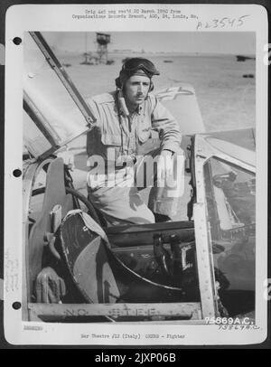 Un pilote de l'escadron de chasseurs 94th, 1st Fighter Group, sur son Lockheed P-38 Lightning à une base aérienne quelque part en Italie. Banque D'Images