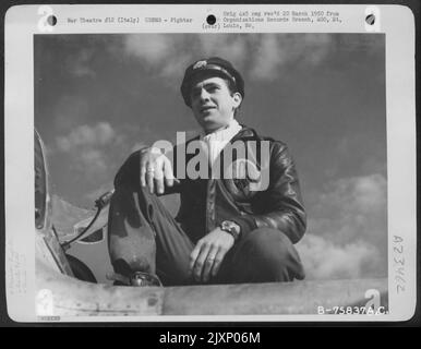 Un pilote de l'escadron de chasseurs 94th, 1st Fighter Group, sur son Lockheed P-38 Lightning à une base aérienne quelque part en Italie. Banque D'Images