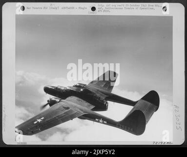 La Northrup P-61 'veuve noire' de la 12th AF, en vol au-dessus de l'Italie. Banque D'Images