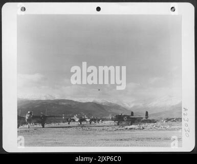 North American B-25 Mitchells of the 12th AF Obtenez la vérification de dernière minute avant de prendre le décollage pour attaquer l'ennemi cible. Banque D'Images