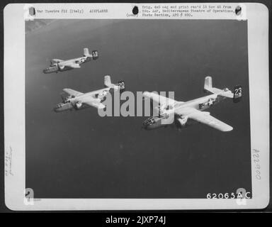 North American B-25 Mitchells de la 12th AF en formation juste au détriment du coût de l'Italie. Banque D'Images