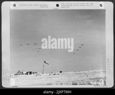 Formation des feux Lockheed P-38 du 94th Escadron de chasseurs, 1st Groupe de chasseurs en vol au-dessus de leur base quelque part en Italie. Banque D'Images