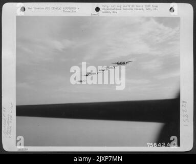 Formation de feux Lockheed P-38 de l'escadron 94th de chasseurs, 1st Fighter Group en vol quelque part au-dessus de l'Italie, le 15 juin 1944. Banque D'Images