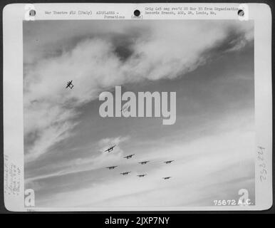 Une formation de feux Lockheed P-38 du 94th Escadron de chasseurs, 1st Groupe de chasseurs, en vol au-dessus d'un aérodrome quelque part en Italie. Banque D'Images