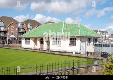 Great Yarmouth Bowling Green bâtiment avec un toit en tuiles vertes insolite Banque D'Images