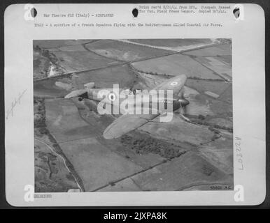 ITALIE-Un spitfire d'un escadron français volant avec la Force aérienne côtière méditerranéenne alliée. Banque D'Images