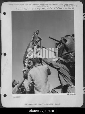 Les hommes de terre sont représentés ici en retirant la surface de queue d'un Libérateur B-24 consolidé de la tourelle de nez d'un autre Libérateur. Les avions ont heurté après la course de la bombe au-dessus de Spezia, en Italie, et l'avion photographié ici a fait un atterrissage sur un ami Banque D'Images