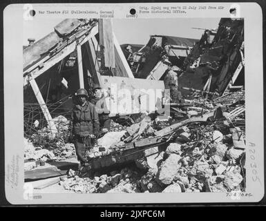 L'usine Volkswagen de Fallersleben, en Allemagne, produisant la bombe volante V-1, a été complètement arrêtée en production à la suite d'attaques alliées. Ici, les ingénieurs de combat de l'armée américaine, Salvage Steel à utiliser dans le bâtiment des ponts pour les armées alliées. 19 Banque D'Images