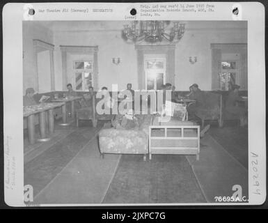 Les hommes du bataillon d'aviation des ingénieurs de 834th se détendent dans leur club à un aérodrome de Furth, en Allemagne. Banque D'Images