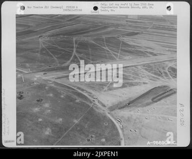 Une vue aérienne de l'aérodrome de Niedermendig, en Allemagne, tout en étant reconstruit par des hommes du Bataillon de l'aviation des ingénieurs de 834th. Banque D'Images