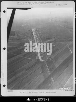 Une vue aérienne de l'aérodrome de Niedermendig, en Allemagne, tout en étant reconstruit par des hommes du Bataillon de l'aviation des ingénieurs de 834th. Banque D'Images