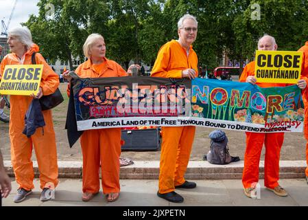 Parliament Square, Westminster, Londres, Royaume-Uni. 7th septembre 2022. Les manifestants ont donné des salopettes orange et tenu des écriteaux et des banderoles appelant à la fermeture des installations de la baie de Guantanamo à Cuba Banque D'Images