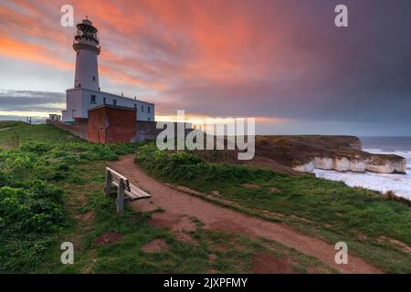 Phare de Flamborough Head dans le Yorkshire capturé au coucher du soleil. Banque D'Images