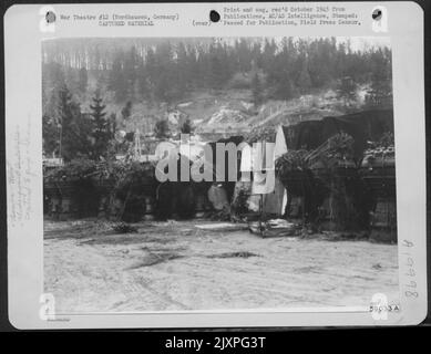 Sections de queue pour les bombes V-2 stockées à l'extérieur de l'usine souterraine de Nordhausen, en Allemagne, où les missiles V-1 et V-2 ont été assemblés. Banque D'Images