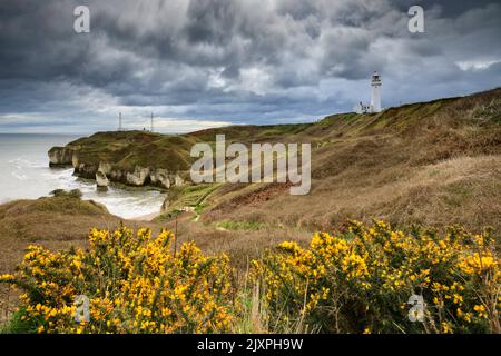 Nuages orageux au-dessus du phare de Flamborough Head et de la baie de Selwicks dans le Yorkshire. Banque D'Images