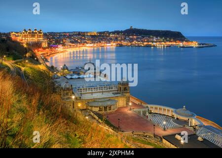 South Bay à Scarborough avec le spa au premier plan capturé au crépuscule une soirée au printemps. Banque D'Images