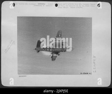 Dans l'une des séries d'actions les plus inhabituelles de la guerre aérienne, cette malheureuse Martin B-26 Marauder de l'US 9th Air Force a été photographiée par le caméraman d'une unité de caméra de combat juste avant et pendant la catastrophe qui s'est produite comme l'armada de moyen Banque D'Images