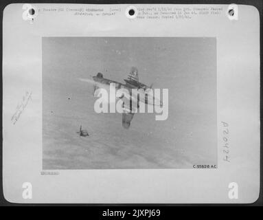 Dans l'une des séries d'actions les plus inhabituelles de la guerre aérienne, cette malheureuse Martin B-26 Marauder de l'US 9th Air Force a été photographiée par le caméraman d'une unité de caméra de combat juste avant et pendant la catastrophe qui s'est produite comme l'armada de moyen Banque D'Images