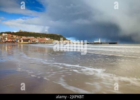 Scarborough capturé de South Beach lors d'un après-midi de tempête au printemps. Banque D'Images