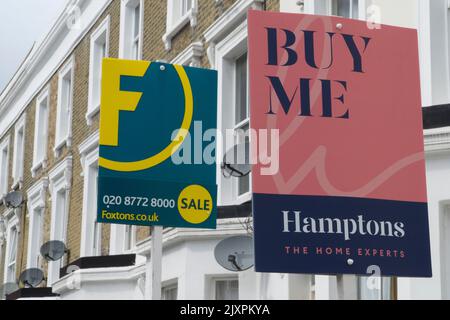 Londres, Royaume-Uni, 6 septembre 2022: À vendre et à laisser signe à l'extérieur des maisons à Balham. Le Halifax, le plus grand prêteur hypothécaire de la Grande-Bretagne, a prédit que le marché de l'immobilier britannique pourrait entrer dans des périodes plus difficiles à mesure que la croissance des prix de l'immobilier a ralenti sous la pression de la hausse des taux d'intérêt et de la récession économique. Anna Watson/Alay Live News Banque D'Images