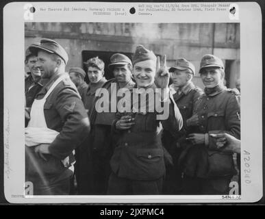 Cette intéressante étude de caméra de membres de la garnison allemande d'Aix-la-Chapelle, en Allemagne, aujourd'hui prisonniers de guerre, a été photographiée par un 9th AF combat Cameraman après la capitulation de la ville. La face d'affichage du faisceau et le signe « V » affichés par le Banque D'Images