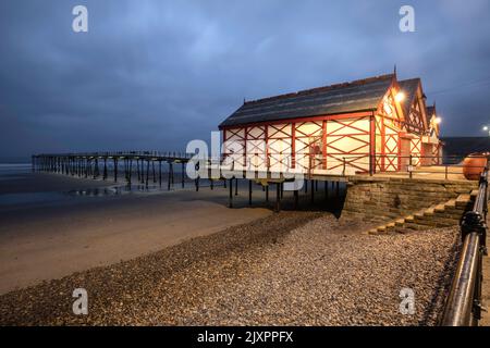 Saltburn Pier capturé de la promenade inférieure pendant le crépuscule. Banque D'Images