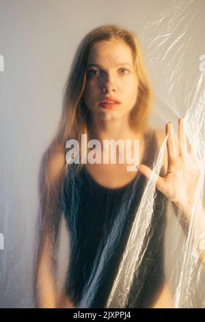 portrait de femme défoqué par auto-isolement pandémique Banque D'Images