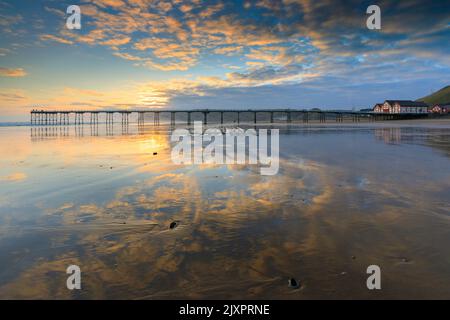 Saltburn Pier capturé peu après le lever du soleil de la plage. Banque D'Images