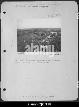 Vue aérienne du camp de concentration de Buchenwald. Une usine d'armement en arrière-plan. Weimar, Allemagne. Banque D'Images