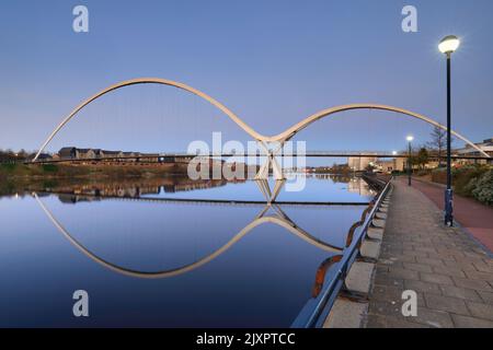 Le pont Infinity à Stockton-on-Tees se reflète dans les Tees de la rivière. Banque D'Images