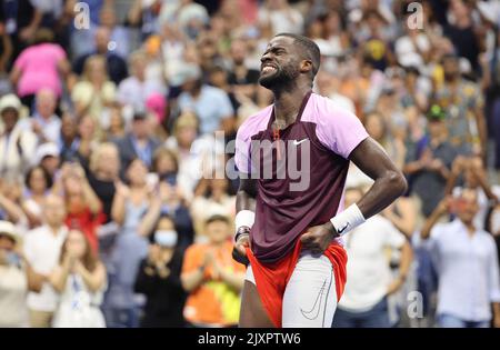 Frances Tiafoe des Etats-Unis célèbre sa victoire contre Rafael Nadal d'Espagne au cours du jour 8 de l'US Open 2022, 4th Grand tournoi de tennis de la saison sur 5 septembre 2022 au Centre national de tennis de l'USTA à New York, Etats-Unis - photo Jean Catuffe / DPPI Banque D'Images