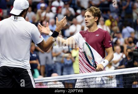 Casper Ruud de Norvège salue Matteo Berrettini d'Italie (à gauche) après sa victoire au cours du jour 9 de l'US Open 2022, 4th Grand tournoi de tennis de la saison sur 6 septembre 2022 au Centre national de tennis de l'USTA à New York, États-Unis - photo Jean Catuffe / DPPI Banque D'Images