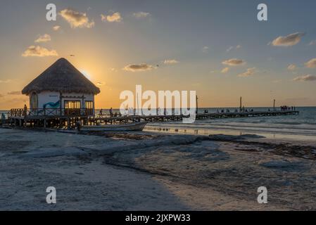 Personnes non identifiées au coucher du soleil sur la plage de Holbox Island, Mexique Banque D'Images