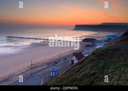 Saltburn Pier et la plage capturées au lever du soleil depuis un point de vue élevé. Banque D'Images