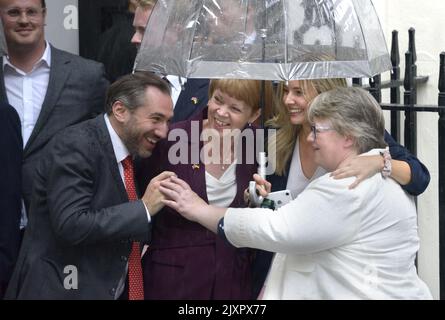 Thérèse Coffey MP (con: Suffolk Coastal) dans Downing Street plaisantant avec Wendy Morton et d'autres le jour où Liz Truss a fait son premier discours comme Premier min Banque D'Images