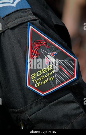 Image Photographie de la plaque de bras en PVC caoutchoutée sur le bras d'Un pilote d'affichage du typhon FGR4 de la Royal Air Force, Bournemouth, Royaume-Uni Banque D'Images