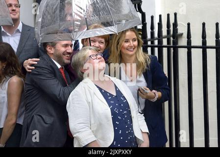 Thérèse Coffey MP (con : Suffolk Coastal) à l'abri de la pluie battante avec Wendy Morton MP et d'autres dans Downing Street le jour où Liz Truss a fait .. Banque D'Images