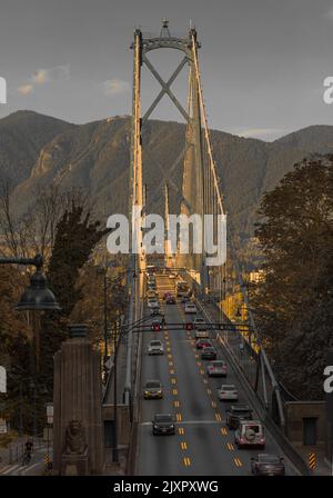 Pont Lions Gate avec circulation en été Vancouver Canada. Vue sur le pont Lions Gate depuis le parc Stanley. Construit en 1930s, le Lions Gate BRI de Vancouver Banque D'Images