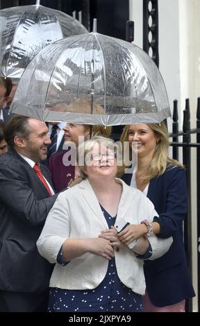 Thérèse Coffey, députée (con: Suffolk Coastal), abrite des abris de la forte pluie dans la rue Downing le jour où Liz Truss a prononcé son premier discours en tant que Premier ministre. Banque D'Images