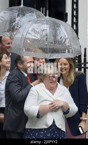 Thérèse Coffey MP (con: Suffolk Coastal) à l'abri de la pluie avec Wendy Morton MP et d'autres dans Downing Street le jour où Liz Truss a fait ses premières Banque D'Images