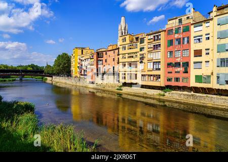 Rio Onyar passe par Gérone avec ses maisons colorées sur les deux rives de la rivière, Catalogne, Espagne. Banque D'Images