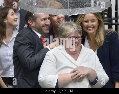 Thérèse Coffey MP (con: Suffolk Coastal) dans la rue Downing le jour où Liz Truss a prononcé son premier discours en tant que Premier ministre. Elle a ensuite été nommée Healt Banque D'Images