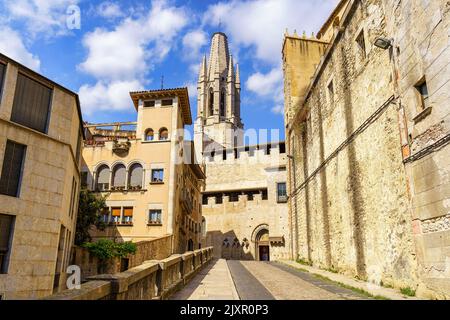 Rue d'accès à la cathédrale de Gérone avec des bâtiments anciens et majestueux à côté de l'église, Gérone, Catalogne. Banque D'Images