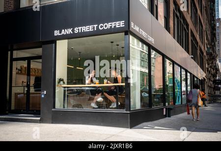 Une succursale de la chaîne de café de la rue Blank, toujours en expansion, sur la Cinquième avenue, dans le quartier de Nomad, à New York, mercredi, 31 août 2022. (© Richard B. Levine) Banque D'Images