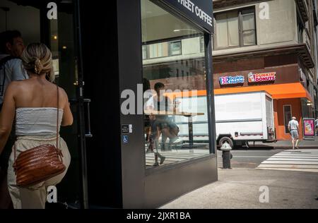 Une succursale de la chaîne de café de la rue Blank, toujours en expansion, sur la Cinquième avenue, dans le quartier de Nomad, à New York, mercredi, 31 août 2022. (© Richard B. Levine) Banque D'Images