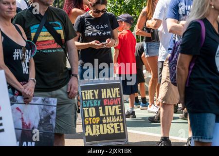 Les défenseurs des droits des animaux, des activistes anti-calèche aux végétaliens, et tout le monde entre les deux, se réunissent à Flatiron Plaza à New york pour la Marche des droits des animaux samedi, 27 août 2021. (© Richard B. Levine) Banque D'Images