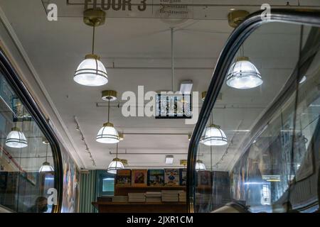 Un moniteur affiche les flux vidéo d'une caméra de sécurité dans une librairie Barnes & Noble à New York, vendredi, 2 septembre 2022. (© Richard B. Levine) Banque D'Images