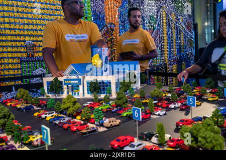 Activation de la marque sur le High Line Park à New York pour le marché en ligne et de brique et de mortier d'automobiles d'occasion CarMax, samedi, 27 août 2022. L'activation de la marque a favorisé la vente de CarMaxÕs stock de Mini-Coopers. (© Richard B. Levine) Banque D'Images