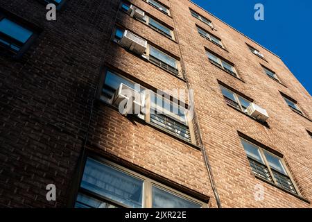 Des climatiseurs provient des fenêtres du complexe d'appartements NYCHA Fulton Houses à Chelsea, à New York, jeudi, 1 septembre 2022. (© Richard B. Levine) Banque D'Images